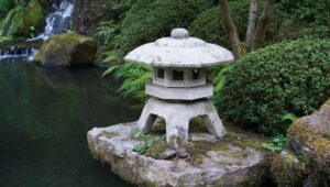 Lentera Batu Ornamen Kolam Koi Khas Jepang