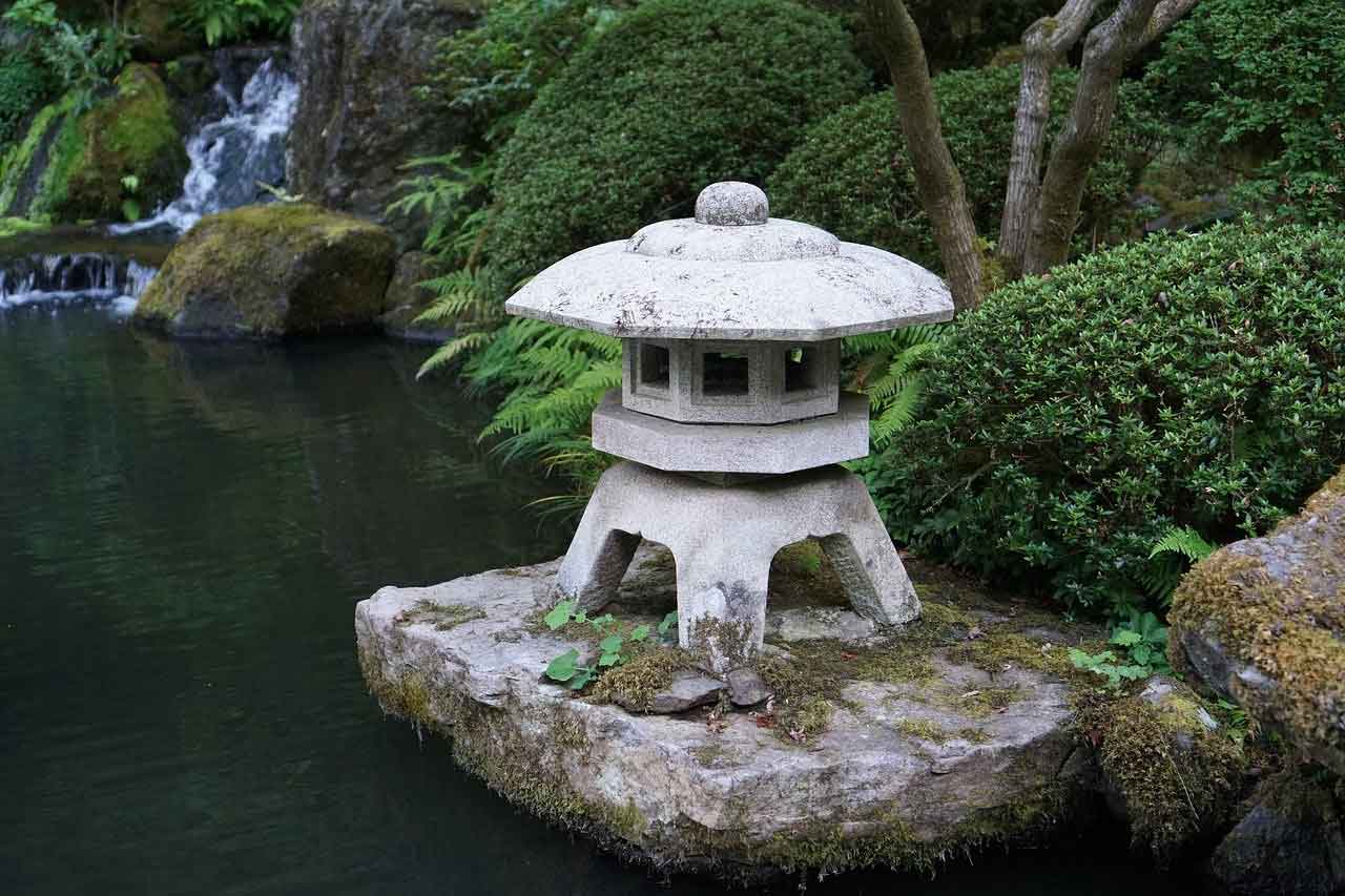 Lentera Batu Ornamen Kolam Koi Khas Jepang